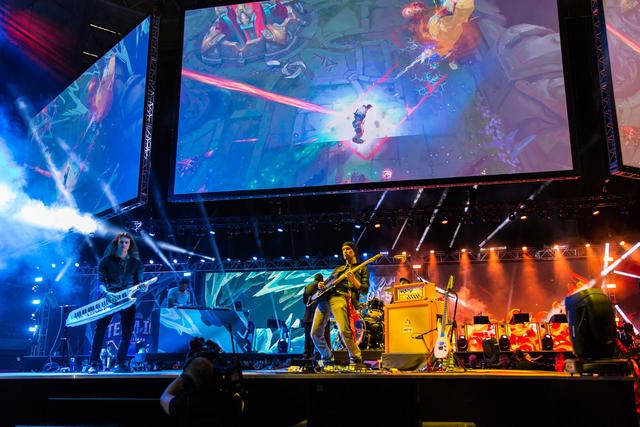 KaKAO 赵信的枪如龙，捡起蓝色 Wolf ，而 Gwen 唱着向前冲。 Puff 队伍赢回一城